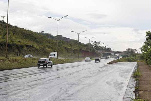 BR-356, altura do BH Shopping: Há uma via, no sentido Rio de Janeiro, que permite o retorno para o centro/Savassi. Porém, não há sinalização(foto: Samuel Gê/Encontro) BR-356, altura do BH Shopping: Há uma via, no sentido Rio de Janeiro, que permite o retorno para o centro/Savassi. Porém, não há sinalização(foto: Samuel Gê/Encontro)