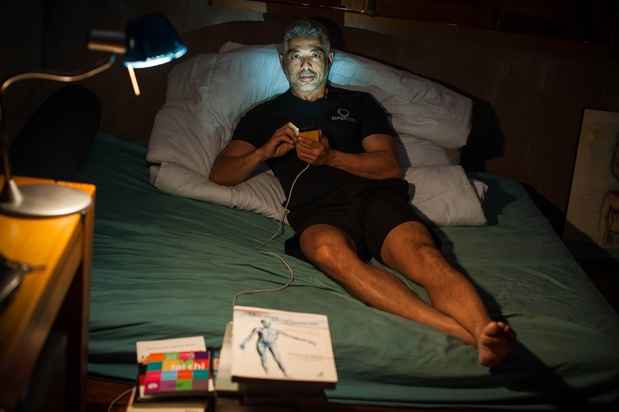 O empresário Kenji Takahashi usa diariamente o smartphone até a hora de dormir, o que atrapalha seu sono: O empresário Kenji Takahashi usa diariamente o smartphone até a hora de dormir, o que atrapalha seu sono: