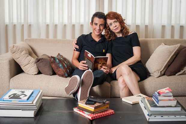 Ao perceber a dificuldade de concentração do filho Vitor, a publicitária Andrea Loureiro pediu que o garoto ficasse 30 dias sem smartphone: Ao perceber a dificuldade de concentração do filho Vitor, a publicitária Andrea Loureiro pediu que o garoto ficasse 30 dias sem smartphone:
