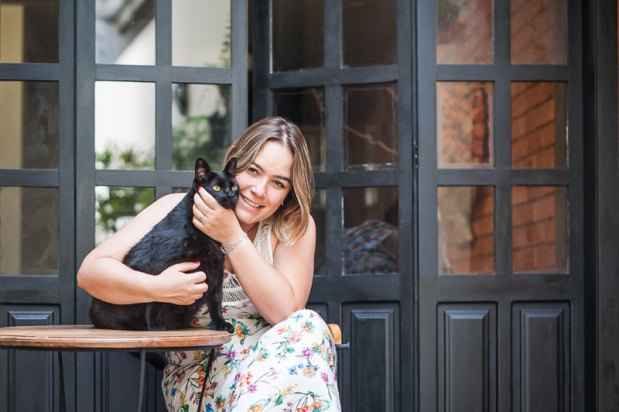 Grávida de três meses e meio, a veterinária Bárbara Peconick trabalha com animais há 15 anos e ainda convive todos os dias com o gato Chimino, mas não tem receio de contrair toxoplasmose: Grávida de três meses e meio, a veterinária Bárbara Peconick trabalha com animais há 15 anos e ainda convive todos os dias com o gato Chimino, mas não tem receio de contrair toxoplasmose: