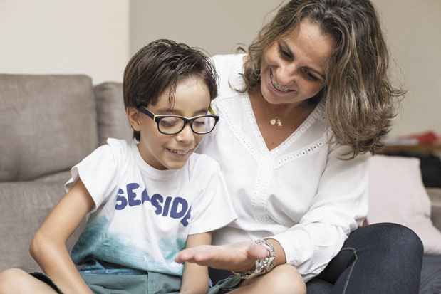 Davi, de 8 anos, com a mãe, Elaine de Almeida, que armazenou em laboratório os dentes de leite dele: esperança de que sejam úteis em tratamento para regenerar a córnea
(foto: Denis Medeiros/Encontro) Davi, de 8 anos, com a mãe, Elaine de Almeida, que armazenou em laboratório os dentes de leite dele: esperança de que sejam úteis em tratamento para regenerar a córnea
(foto: Denis Medeiros/Encontro)