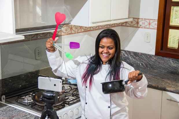 Camila paga uma promessa a cada 100 mil novos inscritos em seu canal. Para os 100 primeiros, pintou o cabelo de roxo e rosa e, para os 200, fez uma tatuagem do símbolo Camila paga uma promessa a cada 100 mil novos inscritos em seu canal. Para os 100 primeiros, pintou o cabelo de roxo e rosa e, para os 200, fez uma tatuagem do símbolo