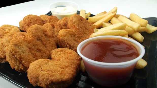 A cartilha do Ministério da Saúde condena os alimentos ultraprocessados, como os nuggets de frango, que, apesar de terem essa carne, possuem tantos aditivos que deixam de ser saudáveis(foto: Pixabay) A cartilha do Ministério da Saúde condena os alimentos ultraprocessados, como os nuggets de frango, que, apesar de terem essa carne, possuem tantos aditivos que deixam de ser saudáveis(foto: Pixabay)