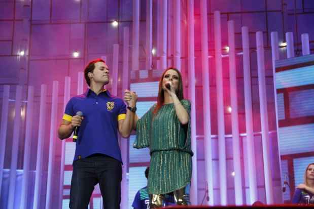 Os irmãos e cantores André Valadão e Ana Paula Valadão são atrações frequentes do festival Promessas da Rede Globo(foto: Jane Franco/TV Globo/Divulgação) Os irmãos e cantores André Valadão e Ana Paula Valadão são atrações frequentes do festival Promessas da Rede Globo(foto: Jane Franco/TV Globo/Divulgação)