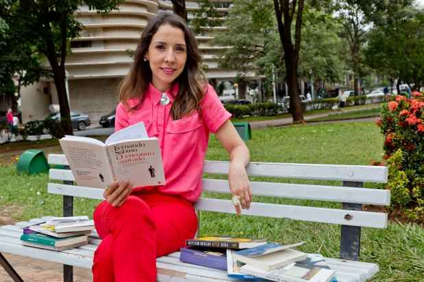 A escritora Sabrina Abreu encontra tempo e lugar para ler um bom livro, mesmo com a rotina agitada de uma cidade como Belo Horizonte(foto: Samuel Gê/Encontro) A escritora Sabrina Abreu encontra tempo e lugar para ler um bom livro, mesmo com a rotina agitada de uma cidade como Belo Horizonte(foto: Samuel Gê/Encontro)