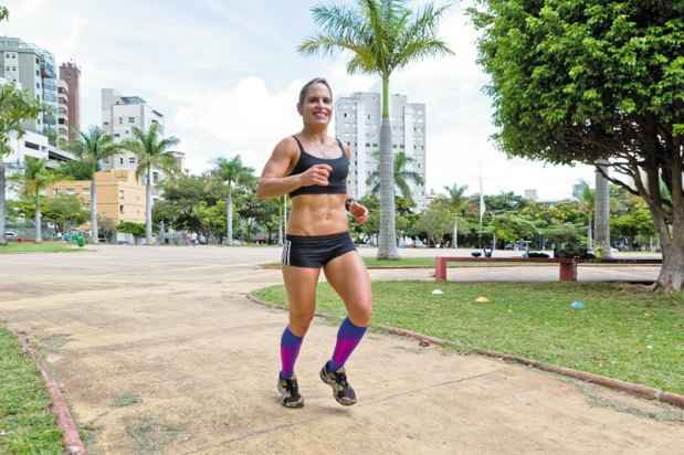 A odontóloga Renata Coursin, 44 anos, usa termogênicos para otimizar a queima de gordura, mas também corre 10 km por dia, malha e faz dieta: A odontóloga Renata Coursin, 44 anos, usa termogênicos para otimizar a queima de gordura, mas também corre 10 km por dia, malha e faz dieta: