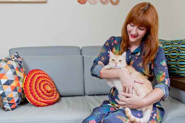 A jornalista Leticia Orlandi com o gatinho Fuleco: A jornalista Leticia Orlandi com o gatinho Fuleco: