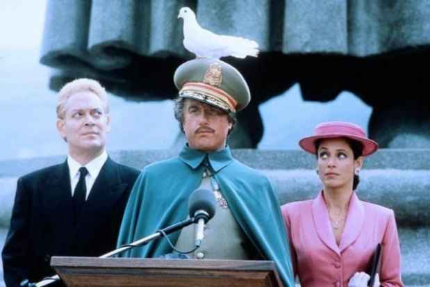 Na comédia Luar Sobre Parador, de 1988, a histórica Ouro Preto se transforma num país latino-americano governado por um ditador(foto: Universal Pictures/Reprodução) Na comédia Luar Sobre Parador, de 1988, a histórica Ouro Preto se transforma num país latino-americano governado por um ditador(foto: Universal Pictures/Reprodução)