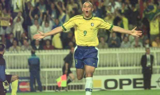 Na Copa de 1998, outra teoria da conspiração diz que o craque Ronaldo Fenômeno não teria tido uma convulsão na véspera do jogo da final contra a França(foto: Jorge Gontijo/EM/D.A Press) Na Copa de 1998, outra teoria da conspiração diz que o craque Ronaldo Fenômeno não teria tido uma convulsão na véspera do jogo da final contra a França(foto: Jorge Gontijo/EM/D.A Press)