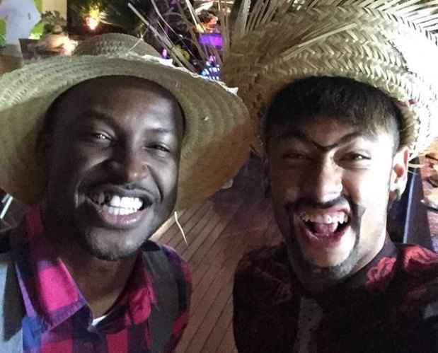 Thiaguinho e Neymar aparecem em selfie feita na festa junina e que foi publicada no Instagram do atacante do Barcelona(foto: Instagram.com/neymarjr/Reprodução) Thiaguinho e Neymar aparecem em selfie feita na festa junina e que foi publicada no Instagram do atacante do Barcelona(foto: Instagram.com/neymarjr/Reprodução)