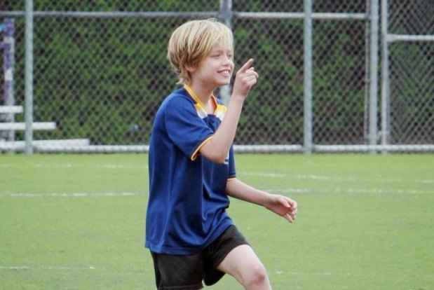 Shiloh, a primeira filha natural do casal Brad Pitt e Angelina Jolie, decidiu ser transgênero e mudou de nome: pediu para ser chamada de John(foto: Momgelina.com/Reprodução) Shiloh, a primeira filha natural do casal Brad Pitt e Angelina Jolie, decidiu ser transgênero e mudou de nome: pediu para ser chamada de John(foto: Momgelina.com/Reprodução)