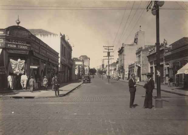Rua dos Caetés esquina com rua Rio de Janeiro, nos anos 1930. À esquerda a antiga Casas Pernambucanas e à direita a Casa Bleriot e o seu icônico 'farol'(foto: Curraldelrei.blogspot.com/Reprodução) Rua dos Caetés esquina com rua Rio de Janeiro, nos anos 1930. À esquerda a antiga Casas Pernambucanas e à direita a Casa Bleriot e o seu icônico 'farol'(foto: Curraldelrei.blogspot.com/Reprodução)
