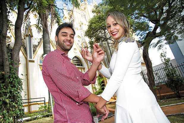 O casal Cláudia Júlia Marçal Batista e Matheus Lucas da Silva: eles correram para conseguir a data que queriam, na igreja de Lourdes(foto: Cláudio Cunha/Encontro) O casal Cláudia Júlia Marçal Batista e Matheus Lucas da Silva: eles correram para conseguir a data que queriam, na igreja de Lourdes(foto: Cláudio Cunha/Encontro)