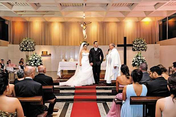 Carla Cruz Guimarães de Almeida e Arnaldo Costa Carvalho: eles abriram mão do sábado para realizar a cerimônia de casamento na Santo Inácio de Loyola, celebrada pelo padre Fernando Lopes Gomes(foto: Alexandre Namour/Divulgação) Carla Cruz Guimarães de Almeida e Arnaldo Costa Carvalho: eles abriram mão do sábado para realizar a cerimônia de casamento na Santo Inácio de Loyola, celebrada pelo padre Fernando Lopes Gomes(foto: Alexandre Namour/Divulgação)