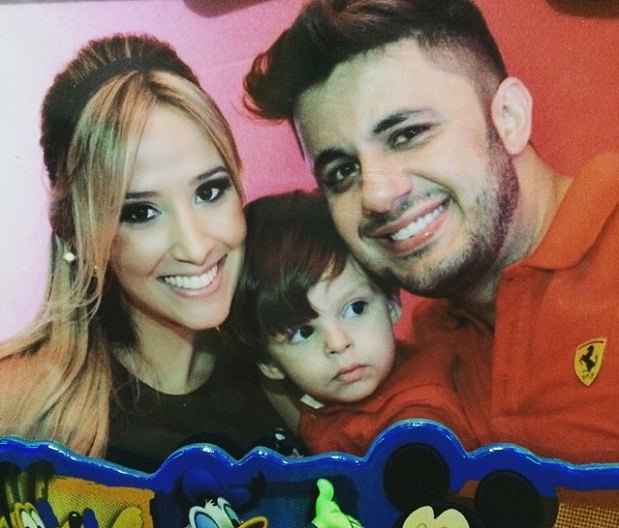 Na foto publicada no Instagram de Elisa Leite, ex-mulher de Cristiano Araújo, o cantor aparece com o filho mais novo, Bernardo, que, segundo a mãe, vive chamando pelo sertanejo(foto: Instagram/elisaleite/Reprodução) Na foto publicada no Instagram de Elisa Leite, ex-mulher de Cristiano Araújo, o cantor aparece com o filho mais novo, Bernardo, que, segundo a mãe, vive chamando pelo sertanejo(foto: Instagram/elisaleite/Reprodução)