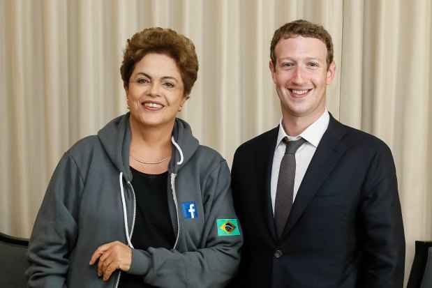 Na última Cúpula das Américas, a presidente Dilma Rousseff posou para fotos ao lado do CEO do Facebook, Mark Zuckerberg(foto: Roberto Stuckert Filho/PR/Reprodução) Na última Cúpula das Américas, a presidente Dilma Rousseff posou para fotos ao lado do CEO do Facebook, Mark Zuckerberg(foto: Roberto Stuckert Filho/PR/Reprodução)