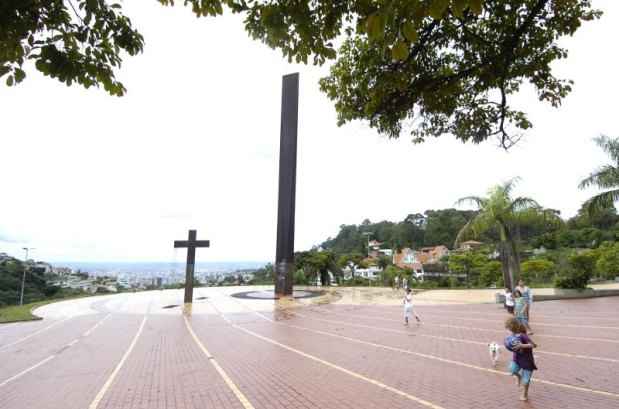 O bairro Mangabeiras foi palco da missa celebrada pelo papa João Paulo II, na praça que fora feita para esse importante momento da história de BH, e que se tornou um ponto turístico da capital mineira(foto: Euler Junior/EM/D.A Press) O bairro Mangabeiras foi palco da missa celebrada pelo papa João Paulo II, na praça que fora feita para esse importante momento da história de BH, e que se tornou um ponto turístico da capital mineira(foto: Euler Junior/EM/D.A Press)