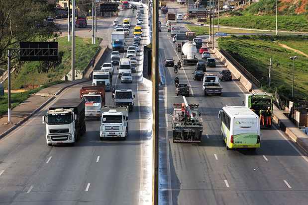 Flagrante de imprudência: contrariando a legislação de trânsito, caminhões e carretas circulam pela faixa da esquerda(foto: Rogério Sol/Encontro) Flagrante de imprudência: contrariando a legislação de trânsito, caminhões e carretas circulam pela faixa da esquerda(foto: Rogério Sol/Encontro)