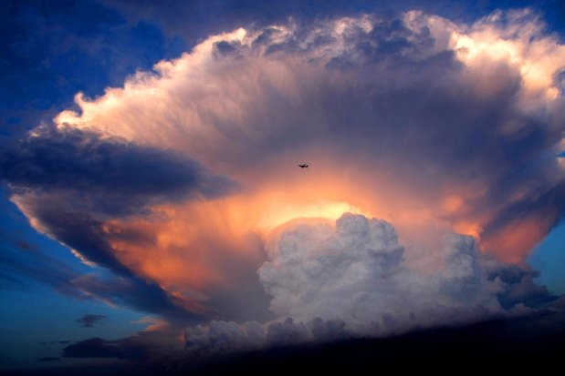 As nuvens verticais gigantes, que alcançam grandes altitudes, as cumulonimbus, são responsáveis pelas fortes tempestades que atingem os aviões, podendo gerar até as pedras de gelo, ou granizo(foto: Code7700.com/Reprodução) As nuvens verticais gigantes, que alcançam grandes altitudes, as cumulonimbus, são responsáveis pelas fortes tempestades que atingem os aviões, podendo gerar até as pedras de gelo, ou granizo(foto: Code7700.com/Reprodução)
