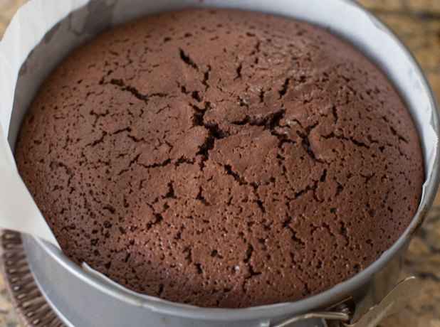 Após cerca de 50 minutos, o bolo estará estufado e craquelado, indicando que está pronto. Não estranhe se ele 'baixar' depois que for retirado do forno. Isso é normal(foto: Jennifer Lee/Kirbiecravings.com/Reprodução) Após cerca de 50 minutos, o bolo estará estufado e craquelado, indicando que está pronto. Não estranhe se ele 'baixar' depois que for retirado do forno. Isso é normal(foto: Jennifer Lee/Kirbiecravings.com/Reprodução)