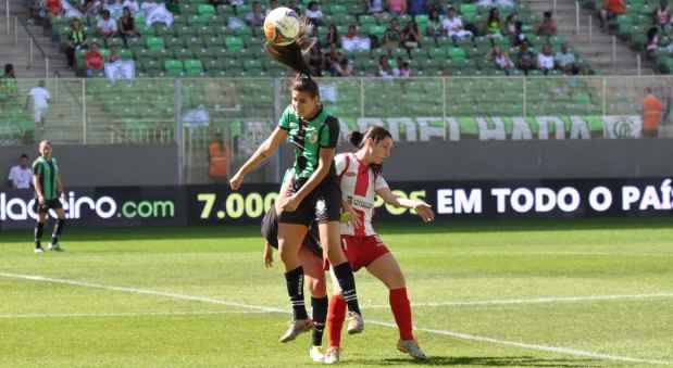 O jogo do Campeonato Mineiro Feminino entre América e Nacional, serviu para testar a volta das partidas preliminares no estádio Independência(foto: Carlos Cruz/América FC/Divulgação) O jogo do Campeonato Mineiro Feminino entre América e Nacional, serviu para testar a volta das partidas preliminares no estádio Independência(foto: Carlos Cruz/América FC/Divulgação)