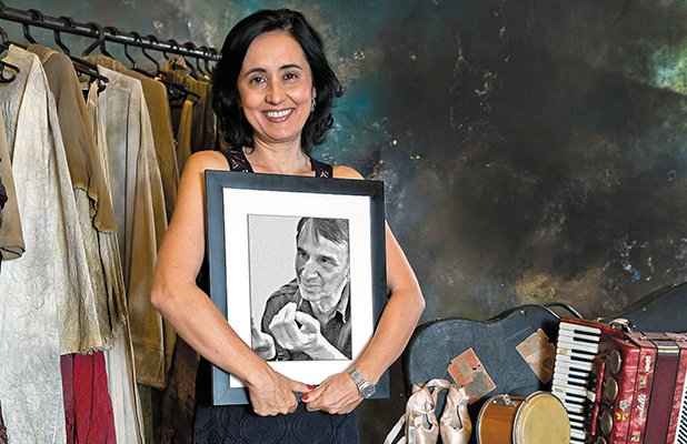 Fernanda Vianna (Atriz) - Exemplo de vida: o coreógrafo e bailarino Klauss Vianna, seu tio. Ele estava sempre brincando, falando coisas engraçadas, e fez com que a sobrinha visse o mundo sob uma nova ótica. Hoje, Fernanda Vianna compreende várias coisas ditas pelo seu tio Klauss que, quando menina, não faziam muito sentido. Fernanda Vianna (Atriz) - Exemplo de vida: o coreógrafo e bailarino Klauss Vianna, seu tio. Ele estava sempre brincando, falando coisas engraçadas, e fez com que a sobrinha visse o mundo sob uma nova ótica. Hoje, Fernanda Vianna compreende várias coisas ditas pelo seu tio Klauss que, quando menina, não faziam muito sentido.