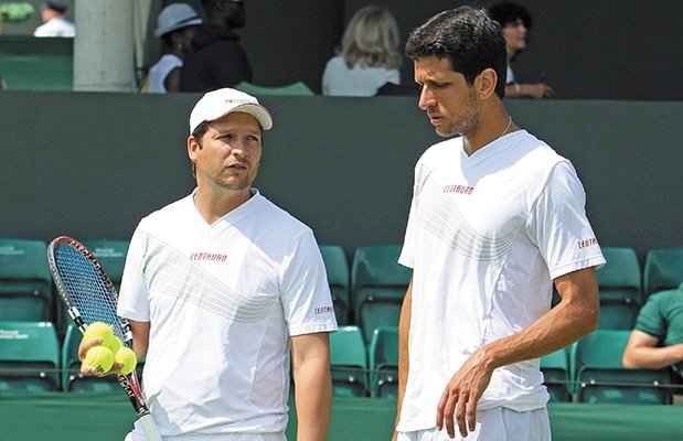 Marcelo Melo (Tenista) - Exemplo de vida: o técnico Daniel Melo, seu irmão. Foi em 2007 que Marcelo Melo, o Girafa, viu sua vida nas quadras mudar. Daniel assumiu o cargo de técnico e fez o irmão trocar a carreira de jogador simples para duplista. A partir de então, a parceria rendeu mais de 15 títulos importantes, incluindo a conquista inédita do título de dupla em Roland-Garros. Marcelo Melo (Tenista) - Exemplo de vida: o técnico Daniel Melo, seu irmão. Foi em 2007 que Marcelo Melo, o Girafa, viu sua vida nas quadras mudar. Daniel assumiu o cargo de técnico e fez o irmão trocar a carreira de jogador simples para duplista. A partir de então, a parceria rendeu mais de 15 títulos importantes, incluindo a conquista inédita do título de dupla em Roland-Garros.