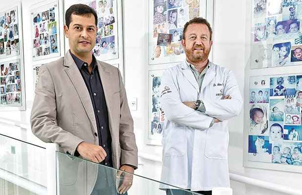 Ricardo Leão (Ginecologista) - Exemplo de vida: o médico Selmo Geber, professor e especialista em reprodução humana. Foi no sétimo período da Faculdade de Medicina da UFMG que Ricardo Leão conheceu seu mentor profissional. O jovem desistiu da cardiologia para trilhar o caminho da ginecologia graças às aulas de Geber. Ricardo Leão (Ginecologista) - Exemplo de vida: o médico Selmo Geber, professor e especialista em reprodução humana. Foi no sétimo período da Faculdade de Medicina da UFMG que Ricardo Leão conheceu seu mentor profissional. O jovem desistiu da cardiologia para trilhar o caminho da ginecologia graças às aulas de Geber.
