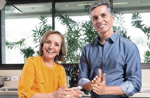Helder Mendonça (Empresário) - Exemplo de vida: a empresária Dalva Mendonça, sua mãe. Incansável. Esta é a melhor definição que Helder encontrou
para descrever a mãe, Dalva. Eles fundaram juntos, na década de 1990, a Forno de Minas, que, anos mais tarde, foi vendida para uma multinacional americana e retomada pela família em 2009. Dona Dalva, como é conhecida no mercado, era a mais empolgada em ter a empresa de volta, mesmo que, na época, os negócios estivessem no vermelho. Helder Mendonça (Empresário) - Exemplo de vida: a empresária Dalva Mendonça, sua mãe. Incansável. Esta é a melhor definição que Helder encontrou
para descrever a mãe, Dalva. Eles fundaram juntos, na década de 1990, a Forno de Minas, que, anos mais tarde, foi vendida para uma multinacional americana e retomada pela família em 2009. Dona Dalva, como é conhecida no mercado, era a mais empolgada em ter a empresa de volta, mesmo que, na época, os negócios estivessem no vermelho.