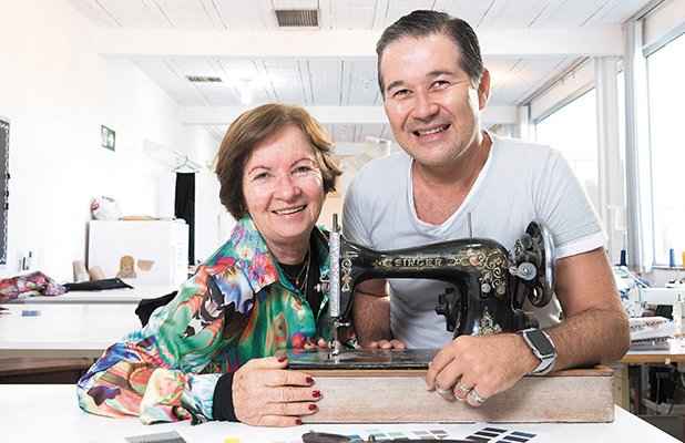 Victor Dzenk (Estilista) - Exemplo de vida: a professora Tereza Neuma, sua mãe. O som da máquina de costura da mãe embalou a infância de Victor Dzenk. Aos 15 anos, ele decidiu seguir os passos de Tereza e se inscreveu em um curso de desenho de moda. Nunca mais parou. Hoje, sua marca está em mais de 150 endereços no Brasil e mais de 20 no exterior. Victor Dzenk (Estilista) - Exemplo de vida: a professora Tereza Neuma, sua mãe. O som da máquina de costura da mãe embalou a infância de Victor Dzenk. Aos 15 anos, ele decidiu seguir os passos de Tereza e se inscreveu em um curso de desenho de moda. Nunca mais parou. Hoje, sua marca está em mais de 150 endereços no Brasil e mais de 20 no exterior.