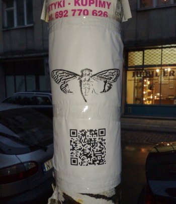 Quando internautas começaram a decifrar as mensagens ocultas do Cicada 3301, chegaram a lugares reais, como a Polônia, e encontraram o símbolo da cigarra associado a um QRCode(foto: Internet/Reprodução) Quando internautas começaram a decifrar as mensagens ocultas do Cicada 3301, chegaram a lugares reais, como a Polônia, e encontraram o símbolo da cigarra associado a um QRCode(foto: Internet/Reprodução)