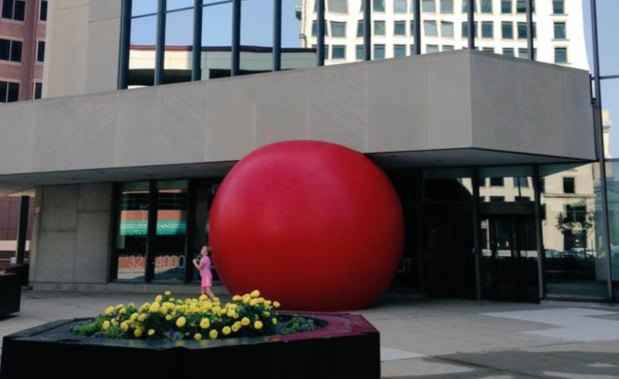 O projeto de arte itinerante RedBall Project foi instalado próximo a uma joalheria, no centro de Toledo, e já passou por outras cidades no mundo(foto: Twitter/RedBallProject/Reprodução) O projeto de arte itinerante RedBall Project foi instalado próximo a uma joalheria, no centro de Toledo, e já passou por outras cidades no mundo(foto: Twitter/RedBallProject/Reprodução)
