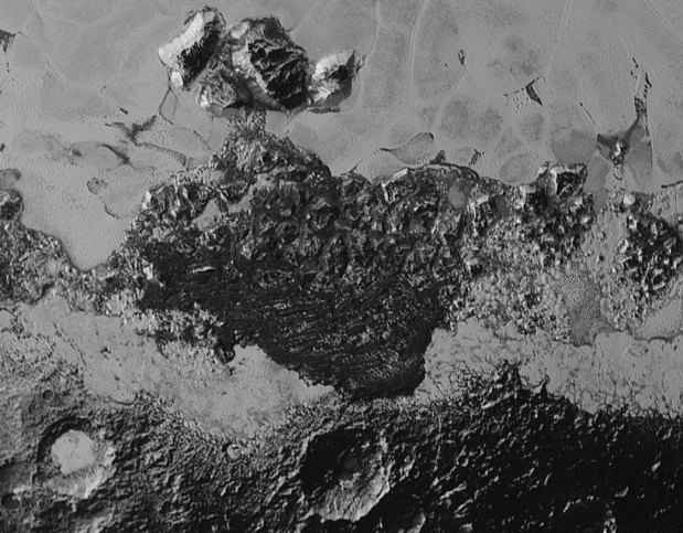 As formações escuras parecendo montanhas seriam 'dunas', segundo especialistas ligados à missão espacial em Plutão(foto: NASA/APL/SwRI/Divulgação) As formações escuras parecendo montanhas seriam 'dunas', segundo especialistas ligados à missão espacial em Plutão(foto: NASA/APL/SwRI/Divulgação)