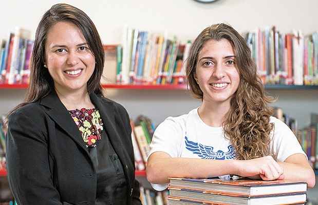 Roberta Coelho, diretora da Escola Americana, com a aluna Cecília de Resende, que conseguiu bolsa de estudo em uma universidade dos EUA: Roberta Coelho, diretora da Escola Americana, com a aluna Cecília de Resende, que conseguiu bolsa de estudo em uma universidade dos EUA: