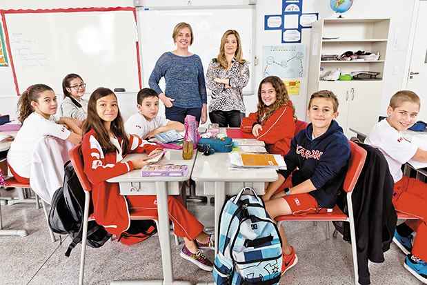 Meghan Silva, coordenadora do projeto de inglês, e Mariza Coelho, diretora de educação infantil da Maple Bear Canadian School, com os alunos do 6º ano do ensino fundamental: Meghan Silva, coordenadora do projeto de inglês, e Mariza Coelho, diretora de educação infantil da Maple Bear Canadian School, com os alunos do 6º ano do ensino fundamental: