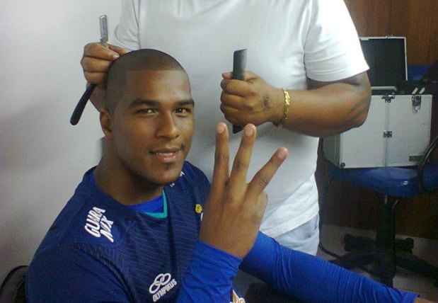 Além de darem exemplo dentro de campo, os jogadores de futebol servem de modelo para os fãs também em relação ao corte de cabelo(foto: Facebook/Junior Assis/Reprodução) Além de darem exemplo dentro de campo, os jogadores de futebol servem de modelo para os fãs também em relação ao corte de cabelo(foto: Facebook/Junior Assis/Reprodução)