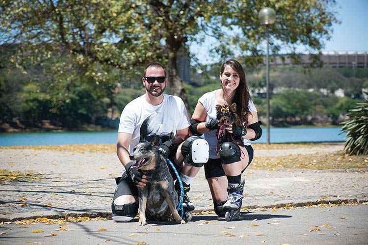 Aos fins de semana, o casal Priscila Loubach e Frederico Dutra leva Zeus, da raça o Australian Cattle Dog, e a Yorkshire Ayra para patinar: Aos fins de semana, o casal Priscila Loubach e Frederico Dutra leva Zeus, da raça o Australian Cattle Dog, e a Yorkshire Ayra para patinar:
