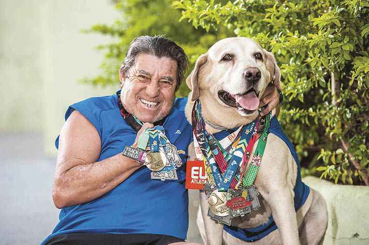 O aposentado Clarindo Alves dos Santos corre com o labrador Sargento Polaco, que já conquistou mais de 200 medalhas: O aposentado Clarindo Alves dos Santos corre com o labrador Sargento Polaco, que já conquistou mais de 200 medalhas: