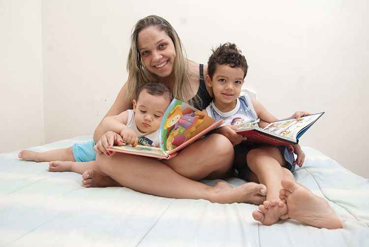 A professora Thais Canhestro, mãe de Arthur, de 1 ano, e de Bernardo, de 4, sofre com a insônia do caçula: A professora Thais Canhestro, mãe de Arthur, de 1 ano, e de Bernardo, de 4, sofre com a insônia do caçula: