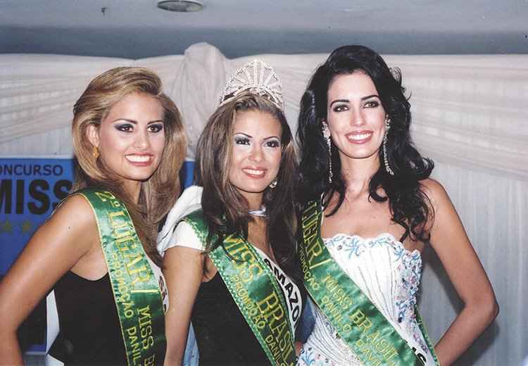 Iara (à dir.), no Miss Brasil Danilo D%u2019Ávila, realizado em Brasília, em 2003: um dos diversos concursos de beleza de que participou, antes de alcançar o posto oficial de mais bela de Minas(foto: Arquivo pessoal/Reprodução) Iara (à dir.), no Miss Brasil Danilo D%u2019Ávila, realizado em Brasília, em 2003: um dos diversos concursos de beleza de que participou, antes de alcançar o posto oficial de mais bela de Minas(foto: Arquivo pessoal/Reprodução)