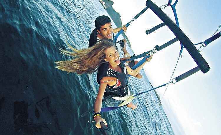 Com o namorado, Arthur Magalhães, voando de Parasail no Rio de Janeiro: Com o namorado, Arthur Magalhães, voando de Parasail no Rio de Janeiro: