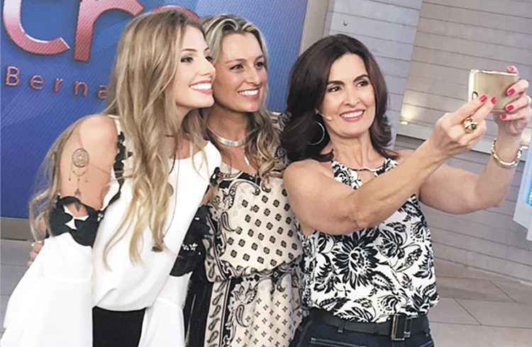 Paola com Fátima Bernardes e a mãe, Diva, nos bastidores do programa global, onde foi entrevistada, em novembro
(foto: Arquivo pessoal) Paola com Fátima Bernardes e a mãe, Diva, nos bastidores do programa global, onde foi entrevistada, em novembro
(foto: Arquivo pessoal)