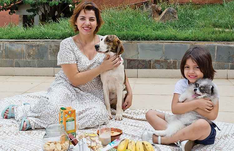 A empresária Luciana do Carmo com a filha Maria Victoria e os cães Kulu, sem raça definida, e Baruc, Lulu da Pomerânia: A empresária Luciana do Carmo com a filha Maria Victoria e os cães Kulu, sem raça definida, e Baruc, Lulu da Pomerânia: