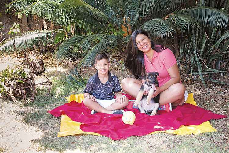 O pequeno Murilo surpreendeu a mãe, a empresária Joyce Belo, ao decidir comprar a pastora-alemã Aurora com o dinheiro que ganhou de aniversário: O pequeno Murilo surpreendeu a mãe, a empresária Joyce Belo, ao decidir comprar a pastora-alemã Aurora com o dinheiro que ganhou de aniversário: