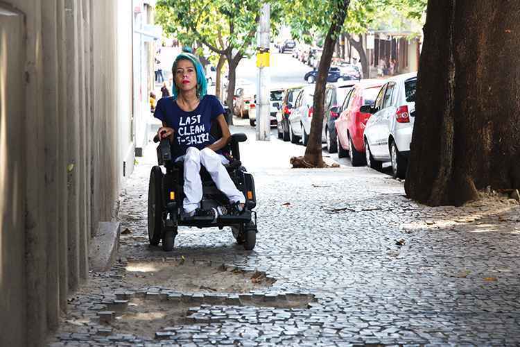 'Sair de casa exige uma grande logística. Tenho de chamar meu pai ou amigos para ajudar', diz a publicitária Fatine Oliveira(foto: Rogério Sol/Encontro) 'Sair de casa exige uma grande logística. Tenho de chamar meu pai ou amigos para ajudar', diz a publicitária Fatine Oliveira(foto: Rogério Sol/Encontro)