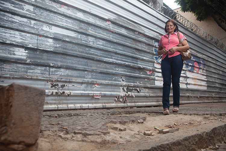 Rua Congonhas, no bairro Santo Antônio: 'Já virei o pé várias vezes. É uma coisa absurda', diz Marilene Dias, que trabalha na região(foto: Geraldo Goulart/Encontro) Rua Congonhas, no bairro Santo Antônio: 'Já virei o pé várias vezes. É uma coisa absurda', diz Marilene Dias, que trabalha na região(foto: Geraldo Goulart/Encontro)