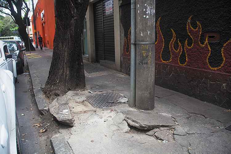 Rua São Paulo próximo à Timbiras, no centro: meio-fio quebrado e buracos (foto: Geraldo Goulart/Encontro) Rua São Paulo próximo à Timbiras, no centro: meio-fio quebrado e buracos (foto: Geraldo Goulart/Encontro)