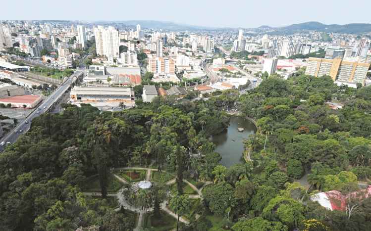 Lagoa do Parque Municipal, onde a temperatura é amena: um oásis no centro de BH(foto: Jair Amaral/EM/D.A. Press) Lagoa do Parque Municipal, onde a temperatura é amena: um oásis no centro de BH(foto: Jair Amaral/EM/D.A. Press)