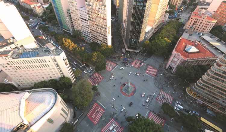 Praça Sete, no hipercentro: calor provocado pela intensa movimentação de pessoas, veículos, além de prédios (foto: Rodrigo Clemente/EM/D.A. Press) Praça Sete, no hipercentro: calor provocado pela intensa movimentação de pessoas, veículos, além de prédios (foto: Rodrigo Clemente/EM/D.A. Press)
