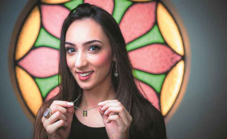 A modelo Caroline Lagamba não viaja sem levar o seu escapulário: A modelo Caroline Lagamba não viaja sem levar o seu escapulário:
